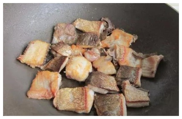 当“鱼块”遇上“酱汁”，鲜味可口特下饭，刚一上桌就抢没了