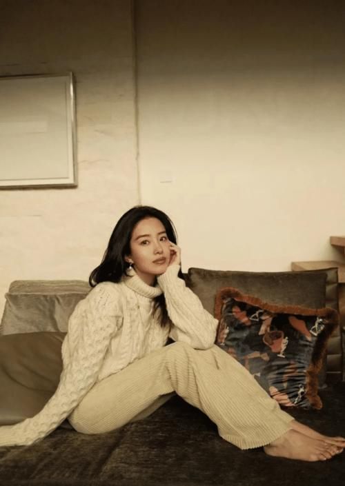 时髦的女人很少选阔腿裤了，今年流行的是“豆腐裤”，显瘦又显高