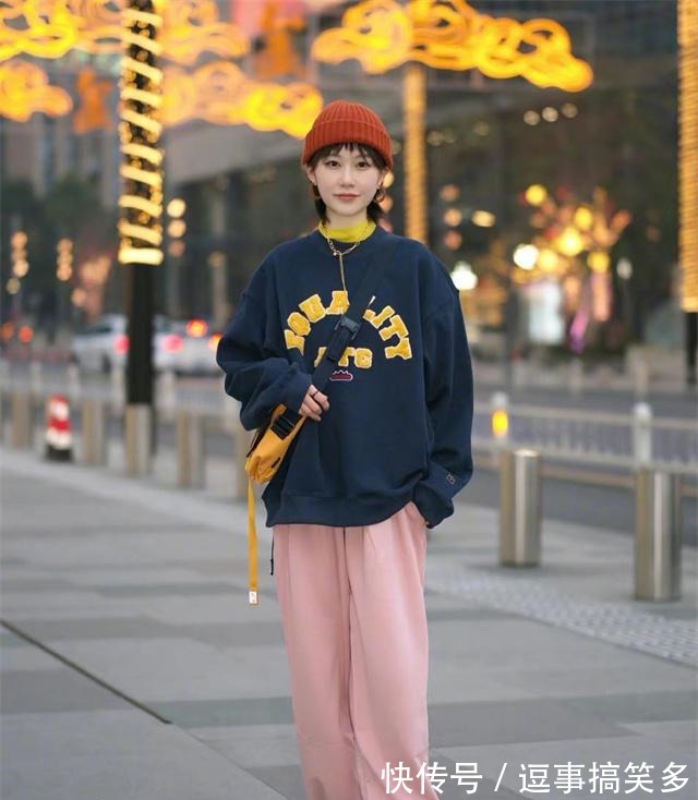 打开方式 秋天卫衣怎么穿除了不搭牛仔裤,这“3种”下装都可以,特时髦!