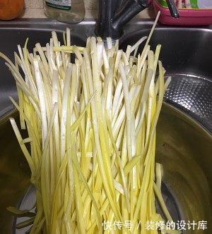 店家都没有营业,只能自己动手,今天试试韭黄猪肉锅贴,一样美味