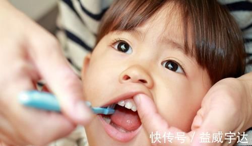 医生|2岁宝宝长出“鲨鱼牙”,妈妈慌忙带娃就医,医生:夜奶惹的祸