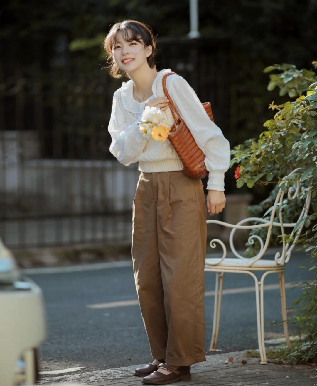 针织马甲|秋天的针织马甲,要穿简约款,搭配衬衫和阔腿裤,穿出好气质