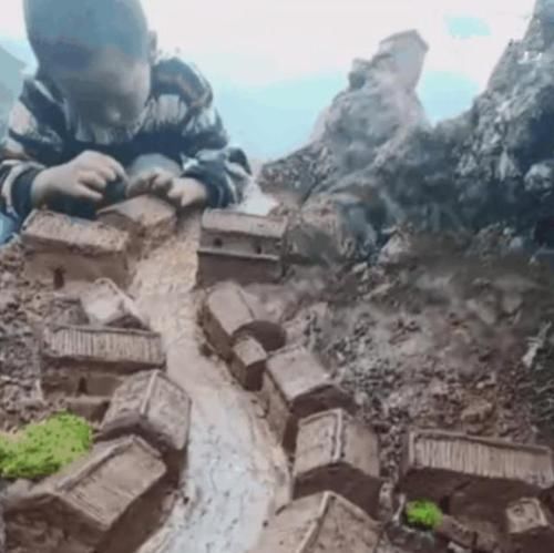 泥巴|7岁男孩雨后用“泥巴”还原自己村子，网友怒赞：未来的建筑大师
