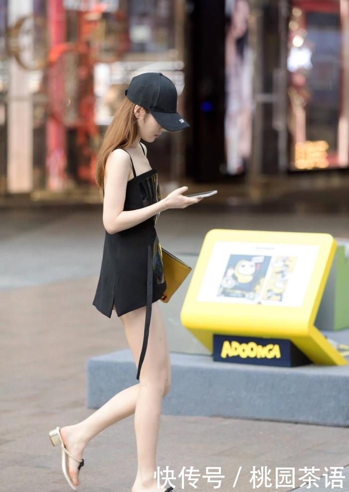 小姐姐|街拍: 黑色系棒球帽小姐姐, 这腿也太长了吧?