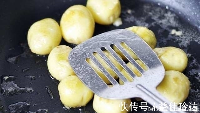 一块钱一斤的土豆, 用这个方法做, 全家人当零食吃！上桌就被抢光