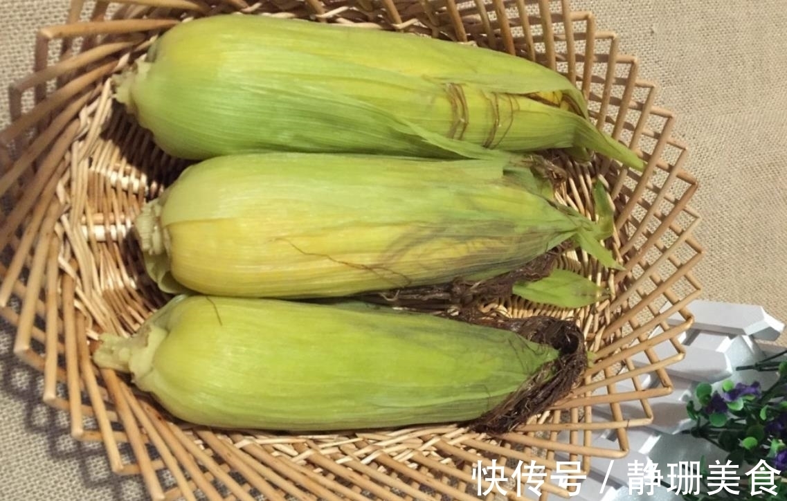 做法|玉米生着冻还是煮熟冻？这才是正确做法，放上一年都不干瘪很新鲜