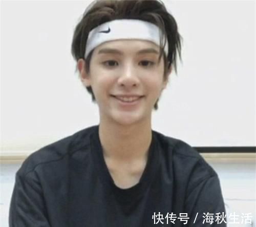 笑容|明星的职业假笑,王源、黄明昊还好,看到王一博营业不易,为了生活