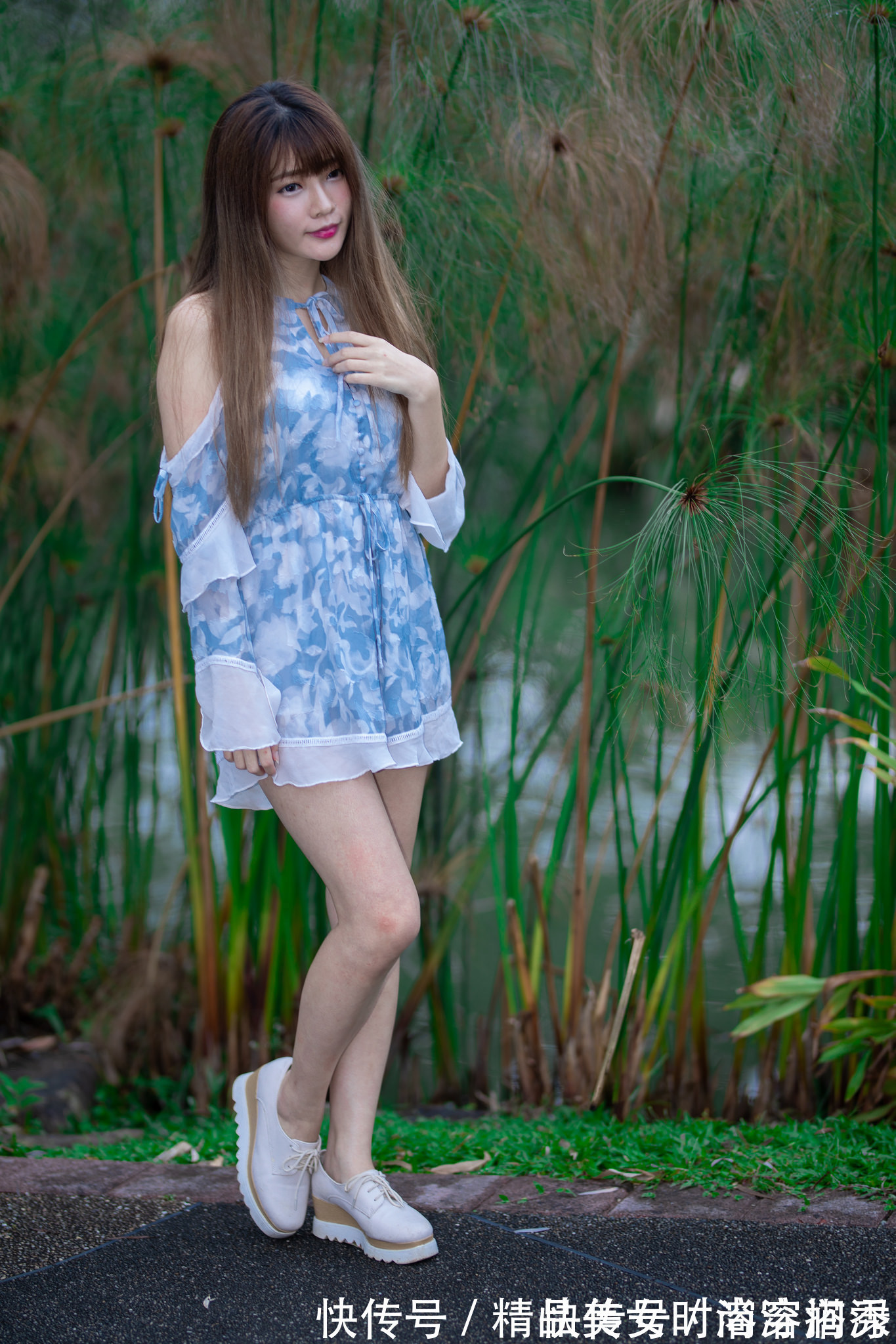 连衣裙 轻盈的雪纺连衣裙,轻薄透气,挂脖的设计露出香肩,时尚又甜美