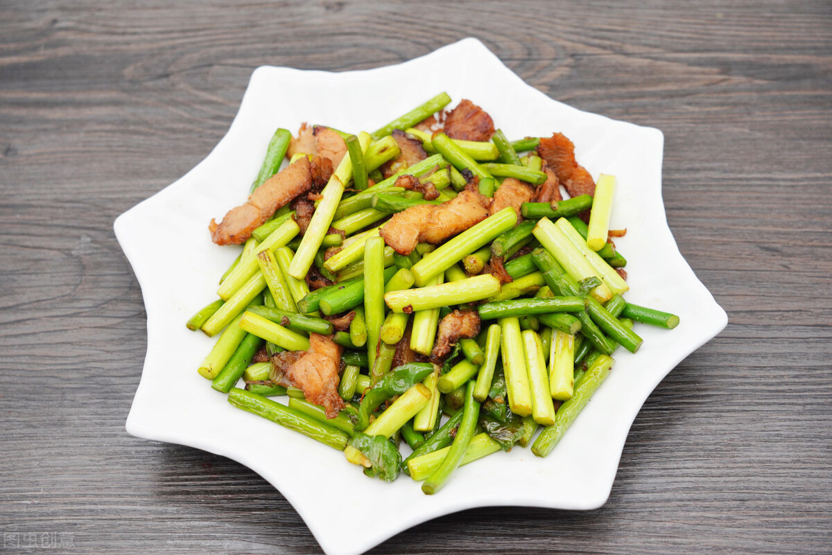 发黄|蒜苔直接下锅炒那就错了,多做1步,脆嫩又入味,颜色不发黄