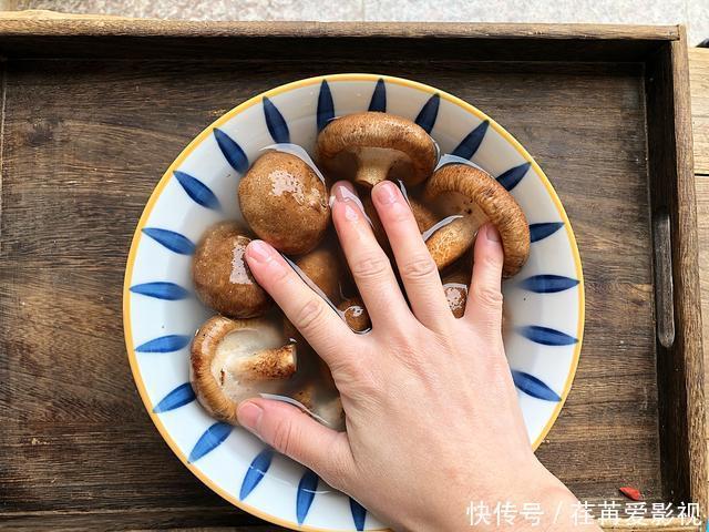 香菇用清水洗,还不如不洗,教你一招,脏物虫卵洗干净,吃得放心