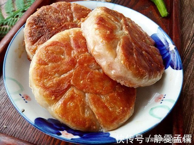 一块鸡胸肉几张手抓饼，腌制好烙一烙，皮薄如纸馅鲜香，简单好吃