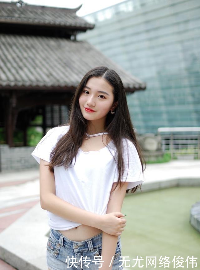 街拍:两个小姐姐喝汽水一起逛街,这对闺蜜哪个搭配得更好?