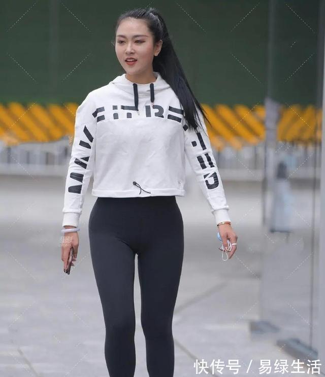 打底裤 白色性感外套搭配黑色无痕打底裤，不好搭配，显得人更加娇小