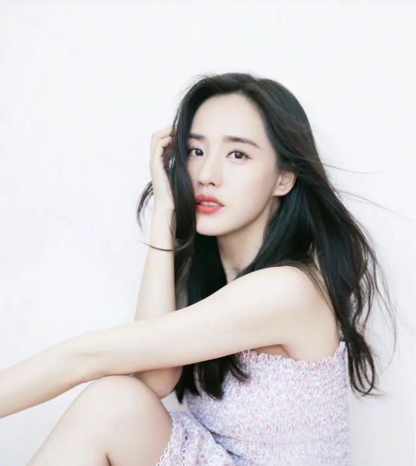 geek|赵露思尝试了各种风格,最终还是决定走小白花路线