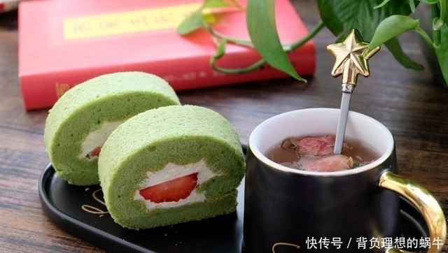 五个鸡蛋一把菠菜,再加二两面粉,做成健康无添加的蛋糕卷,好吃