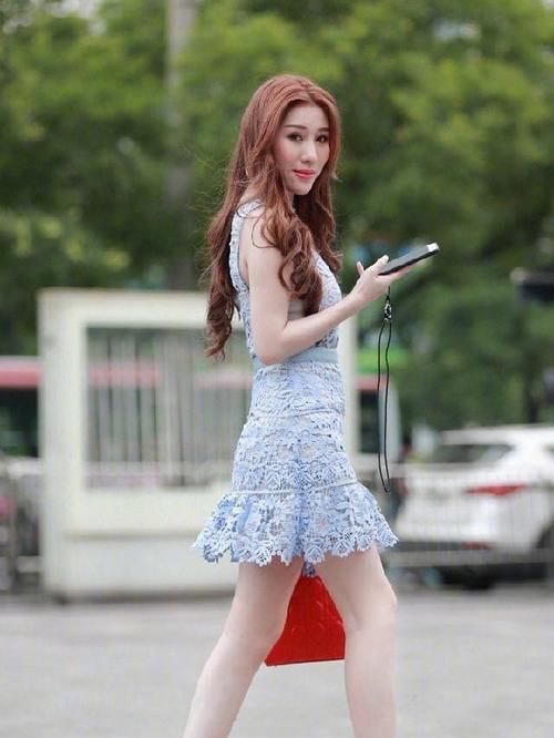  俏丽|街拍：苗条高挑的小姐姐，长得俏丽，穿着打扮性感迷人！