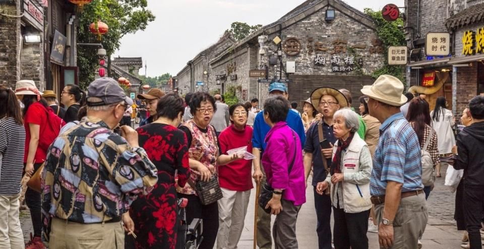 超值|低价购物旅行团，送油送米送鸡蛋，对老年人来说真的“超值”吗？