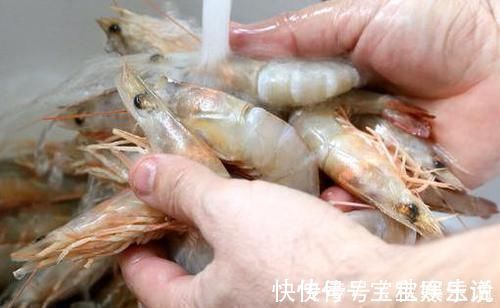 水煮大虾|煮出来的大虾,为什么又老又柴?饭店大厨:用错水了,怪不得难吃