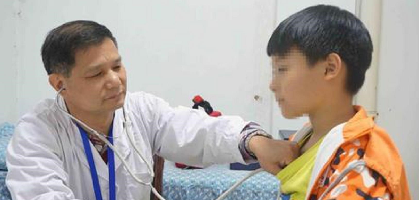 医院|孩子高烧医院排队400号,医生只顾打私人电话,网友:自作自受