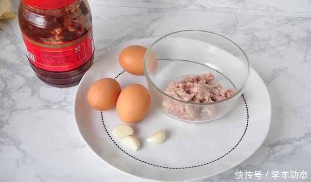 三个鸡蛋做盘菜，鲜香微辣味道不错，我家吃一回就喜欢上了，下饭