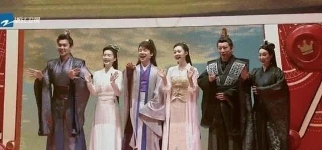 唐艺昕|李沁挽张若昀胳膊上热搜，女演员为了避嫌也需“礼仪手”吗