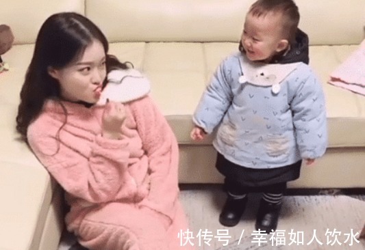 打滚|萌妈撒娇,宝宝乐坏了,这大概是穿尿不湿的“混得最惨”的一次