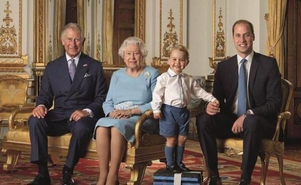 威廉|有妈的孩子像块宝:70岁查尔斯看球睡着,92岁女王微笑不忍叫醒他