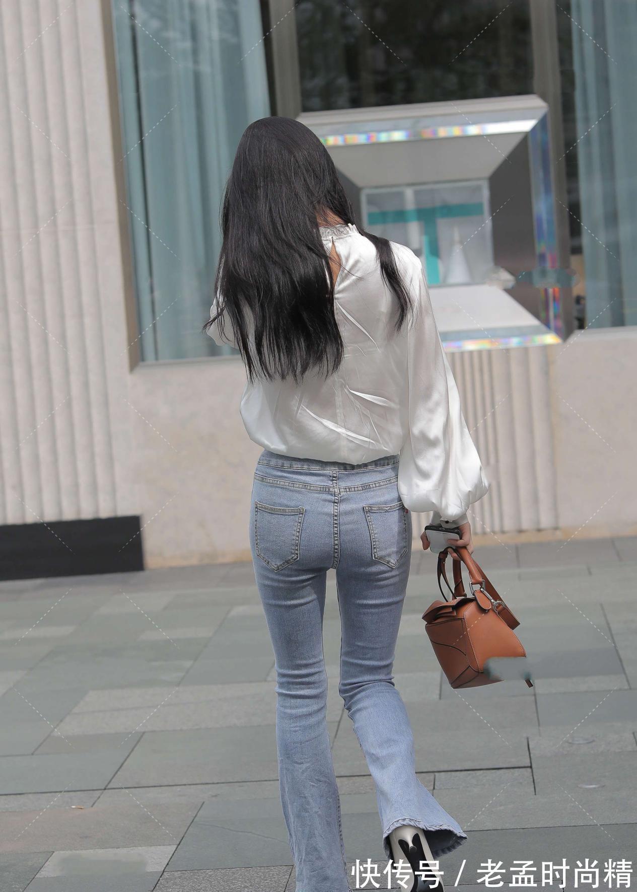 紧身裤|时尚街拍:白色长袖衬衫,搭配一条蓝色牛仔裤,散发一种优雅感觉
