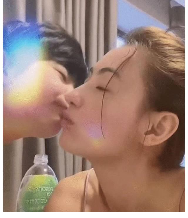 亲密|张柏芝晒与儿子小Q互动画面，嘴对嘴亲吻显亲密，却引发网友热议