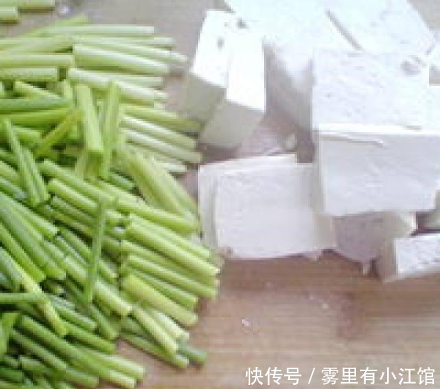 普通的家常蒜苗烧豆腐，做法很简单，味道很不错！