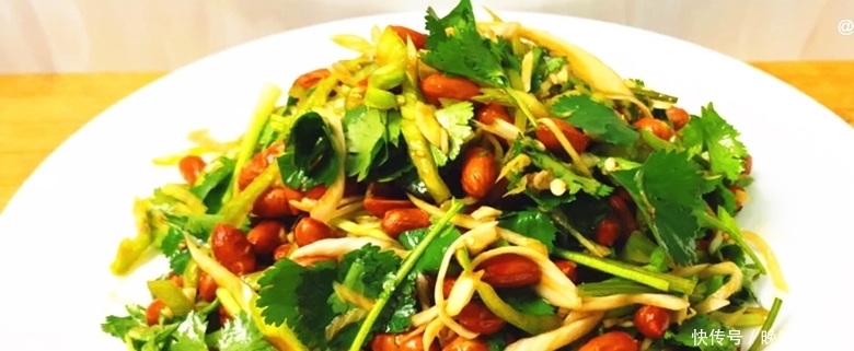 老虎菜怎么做才好吃,原来是有技巧的,看饭店大厨是怎么做的