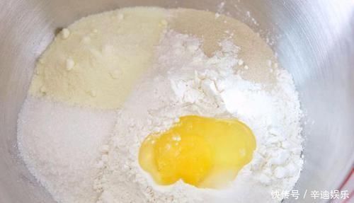 还在买面包？5分钟教大家家制作金枪鱼面包，大人小孩都爱吃