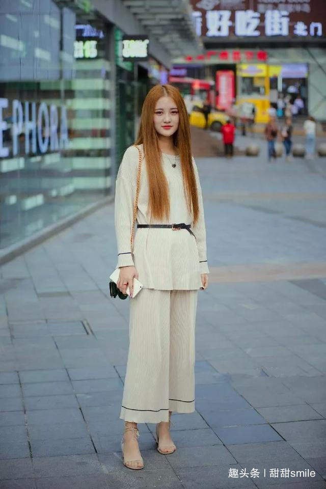 小姐姐 脚上搭配上一双一字带的高跟凉鞋,让她看上去有一种女神般的气息