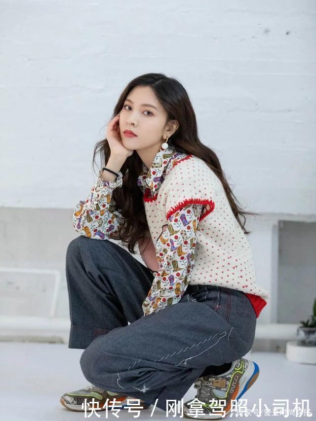 先别买针织衫！今秋必买的上衣是这件，配西装外套太好看了