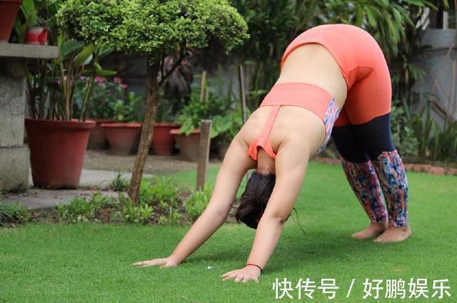 动作|生活作息不规律，皱纹易增多，几个动作每天练一次，皱纹远离你