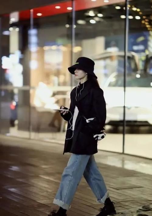 现在流行把“大衣”当成裙子穿，学会这几种组合，保暖时尚一手抓