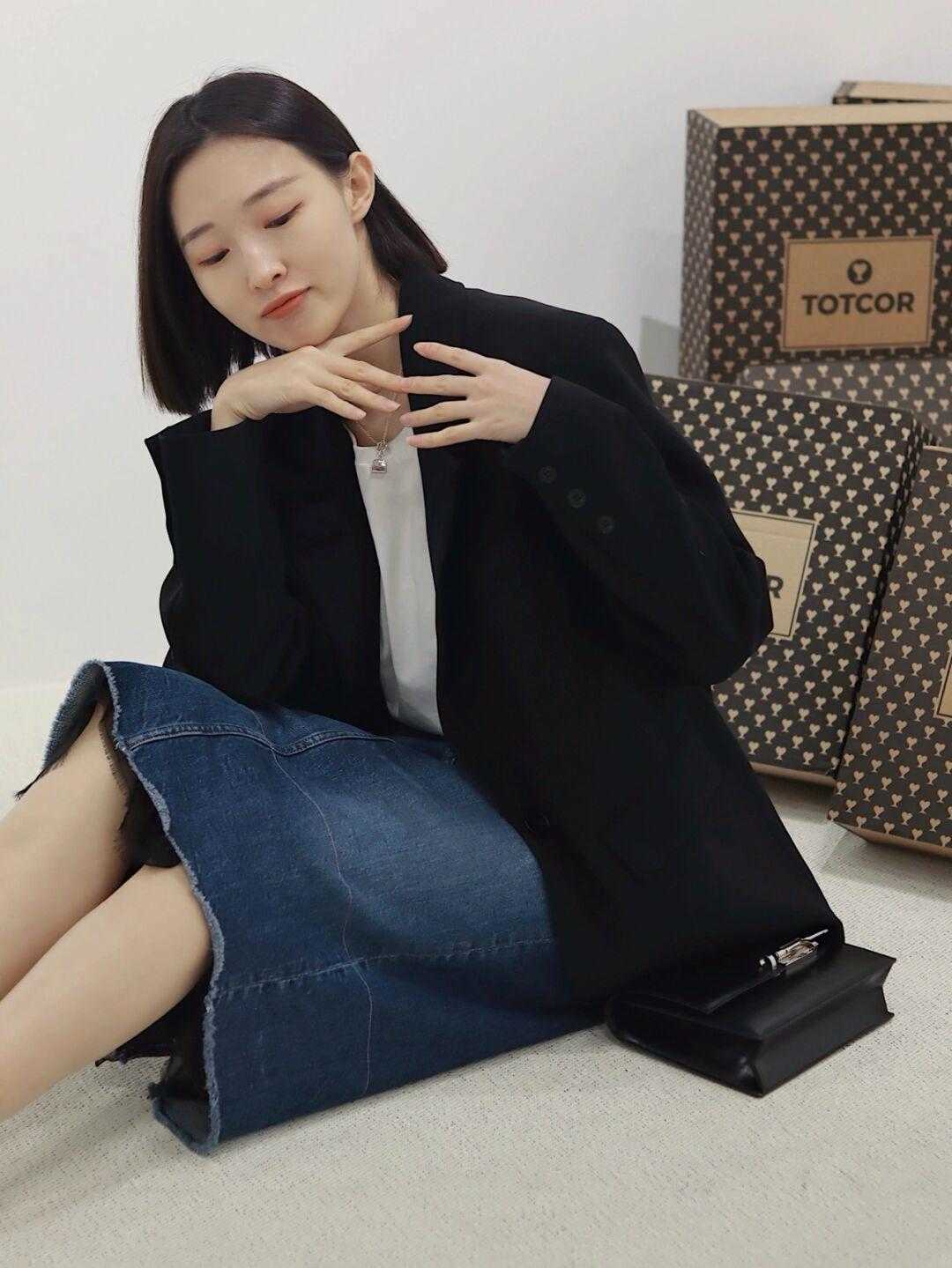 牛仔裙 早春职场怎么穿更洋气?借鉴这几组搭配方式,简约日常又有气场