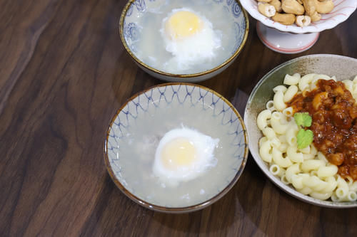 熊孩子们开始在家吃早餐了，这样的饭菜特别受熊孩子们欢迎，今天的早餐方便省事儿，上桌还特别受欢迎