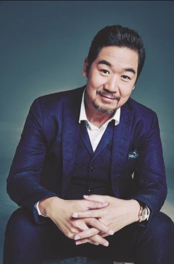 张国立拍戏差点被砖头砸中脑袋,他却面不改色,不慌不忙把戏拍完