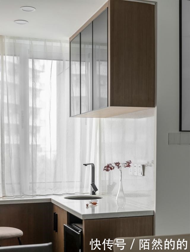 收纳|越来越多人放弃电视墙,学他家打一排柜子,美观实用两不误!聪明!