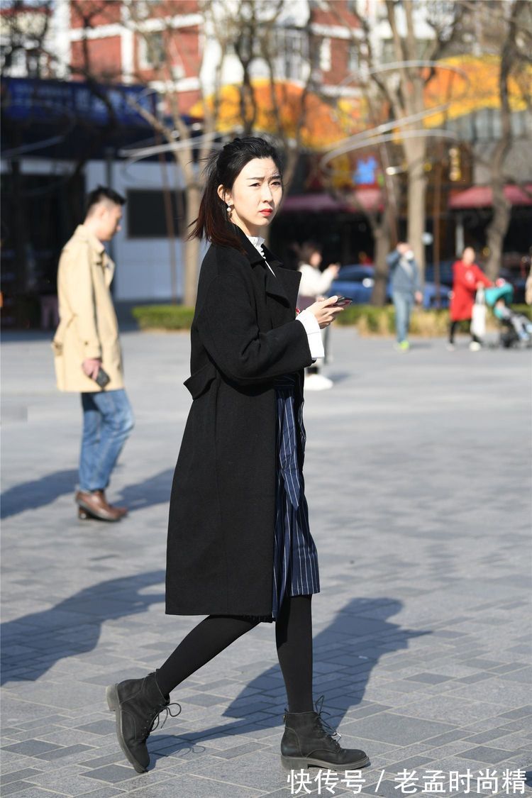 工装鞋|街拍:闺蜜有互相衬托的感觉,短裙配长靴和长裙配短靴,非常时尚