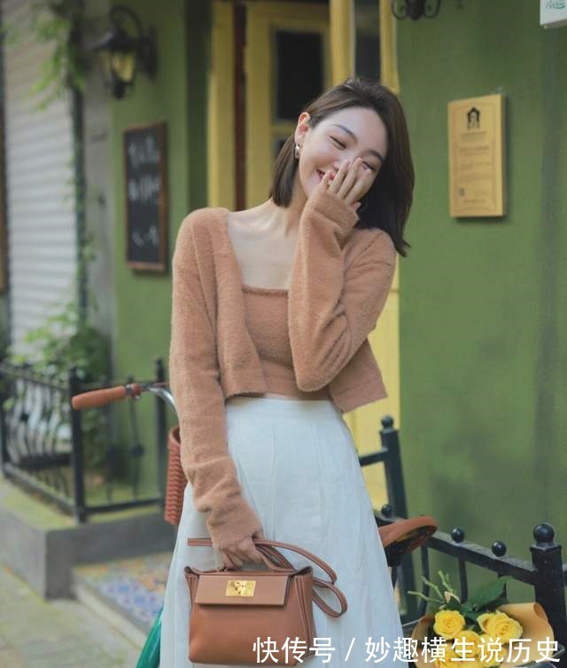 T恤 微胖女生怎么穿才好看西服外套搭配T恤和黑色短裤,显高又显瘦