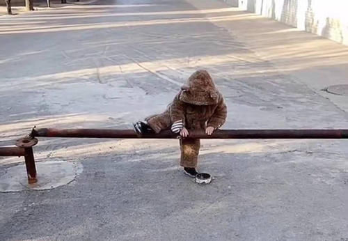 爸爸|“最谨慎宝宝”火了,跟爸爸外出遛弯遇栏杆,小心翻越萌翻网友