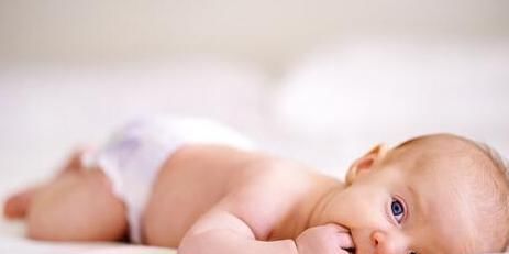 孩子|“鸟脸”妈妈不顾劝阻坚持生二胎,二宝顺利出生后,全家人都嫌弃