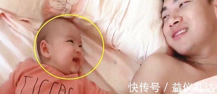 宝宝|女儿睡醒后乖乖躺着等爸爸,看到爸爸回头时,画面萌炸了