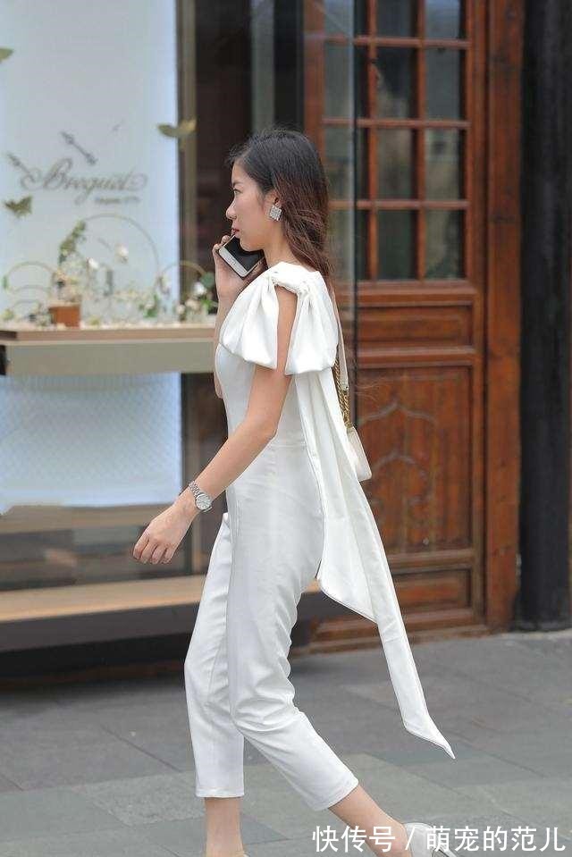 时尚度 白色宽松上衣搭配绿色打底裤,不会显得沉闷,会有高级时尚的感觉!