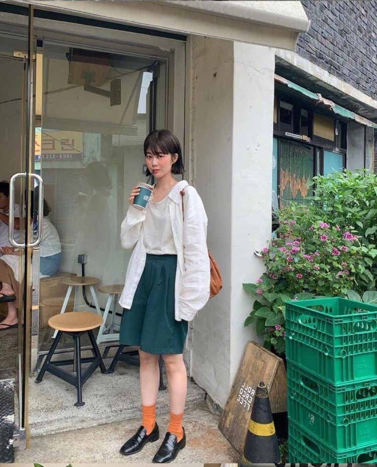 白裙子|时尚街拍:白裙子少妇,肩上还有一处刺青新颖迷人