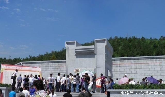 挺拔|华国锋长眠之所,周围苍松挺拔,环境肃穆,民众自发凭吊