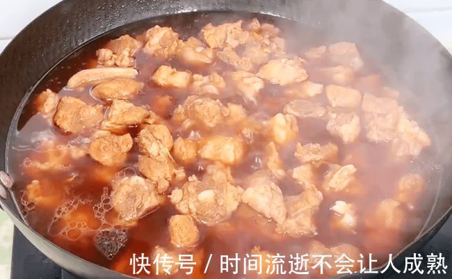 反复提醒，炖排骨时万万不要先焯水，牢记这2步，排骨鲜嫩无腥味