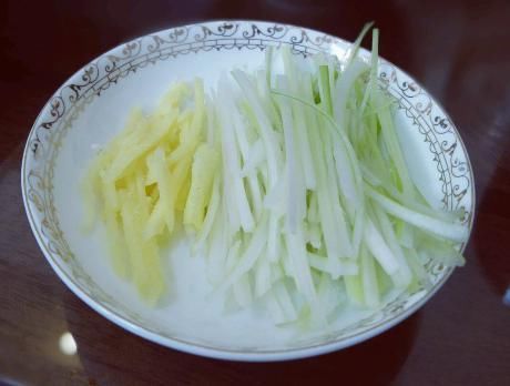 料酒|清蒸鲈鱼时,别再加盐和料酒了,厨师分享正确做法,鲜香还不腥